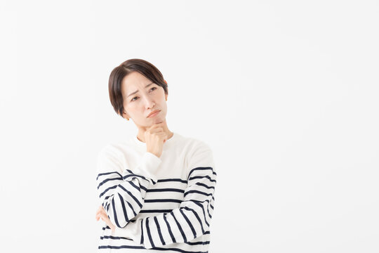 悩む女性