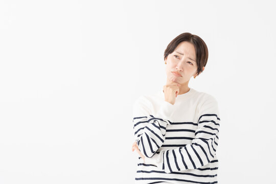 悩む女性