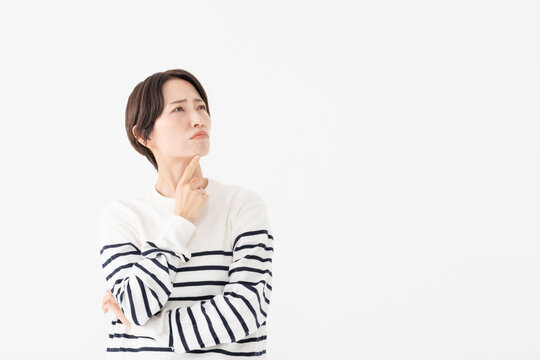 悩む女性