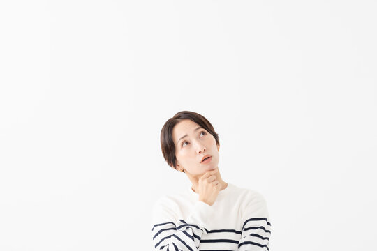 悩む女性