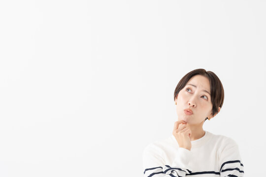 悩む女性
