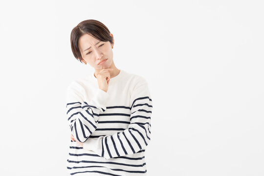 悩む女性