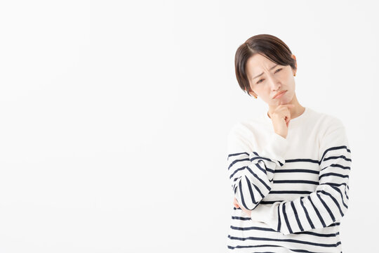 悩む女性