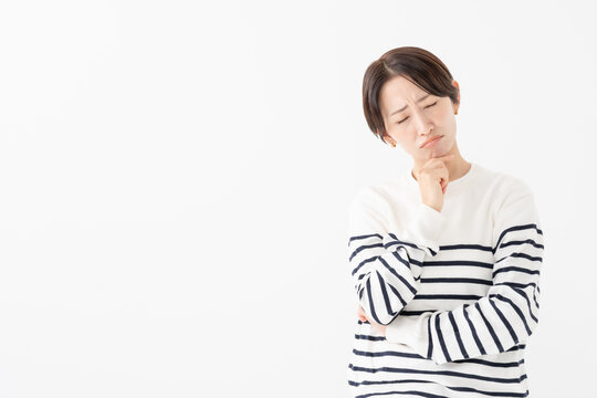 悩む女性