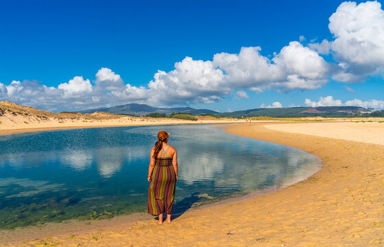 Contemplando reflejos en la laguna del parque natural de Corrubedo, Galicia