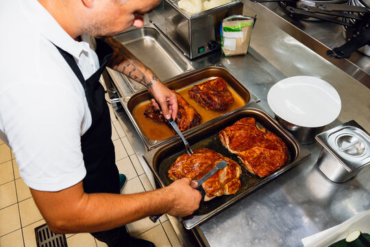 Preparing roasted meat trays