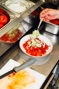 Adding leek to tomato salad