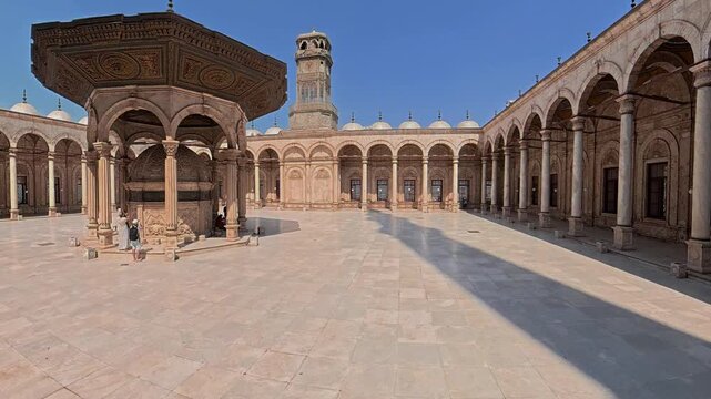 El patio con la fuente de abluciones y la torre del Reloj de la mezquita de alabastro del Cairo, Egipto	