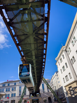 Eine Schwebebahn in der N&auml;he der Haltestelle Hauptbahnhof/D&ouml;ppersberg in Wuppertal, Deutschland