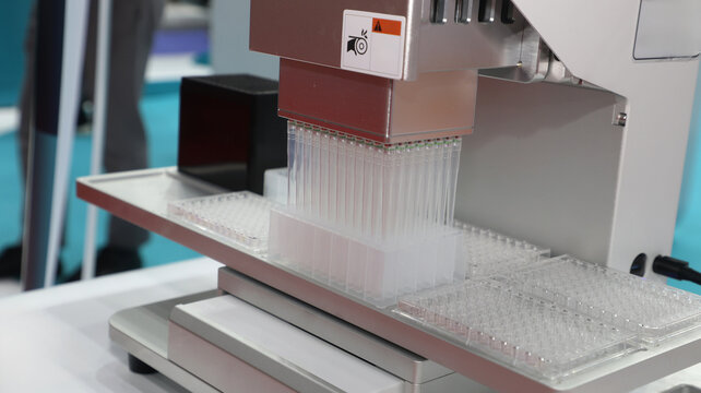 Multi channel pipette workstation for high throughput laboratory screening