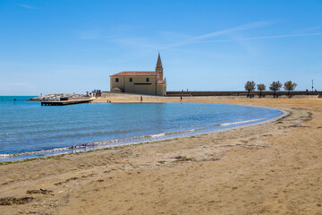 Fototapeta premium 20 Vista laterale del Santuario della Madonna dell'Angelo a Caorle, Veneto