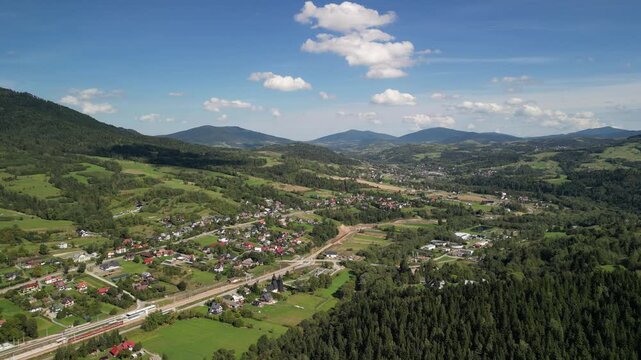 Rabka-Zdr&oacute;j - Polczak&oacute;wka - g&oacute;ra w Beskidach nagana z drona, piękne widoki w słoneczny dzień na Beskidy, i wieże widokową, jesień, lato, wiosna, las, g&oacute;ry