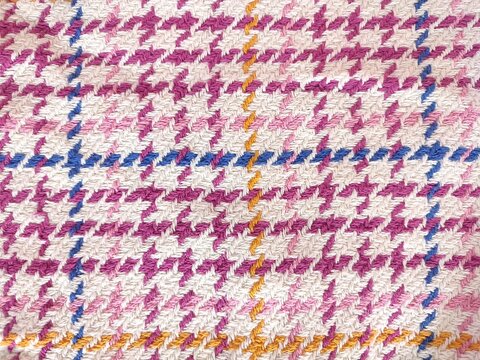 Texture de tissu pied-de-poule rose et blanc avec fils color&eacute;s &ndash; fond textile graphique