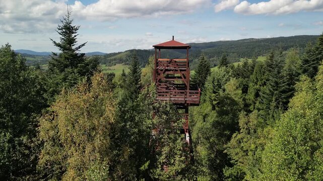 Rabka-Zdr&oacute;j - Polczak&oacute;wka - g&oacute;ra w Beskidach nagana z drona, piękne widoki w słoneczny dzień na Beskidy, i wieże widokową, jesień, lato, wiosna, las, g&oacute;ry
