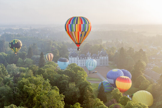 Aus der Luft gesehen: Bunte Hei&szlig;luftballons starten am fr&uuml;hen Morgen vor Chateau Cheverny, Frankreich, in den Himmel