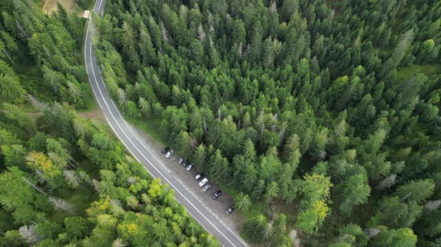 Babia G&oacute;ra - Polska
Najwyższy szczyt g&oacute;r Beskid&oacute;w nagrany dronem, lasy, szczyt ujęcie z drona, jesień, lato wiosna, piękne widoki