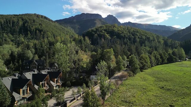 Zakopane - Polska
Widok na kości&oacute;ł, Tatry, Giewont nagrany dronem w słoneczny dzień. Piękne widoki g&oacute;rskie nagrane z powietrza w stolicy Podhala