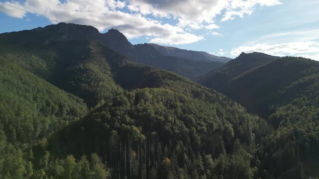 Zakopane - Polska
Widok na kości&oacute;ł, Tatry, Giewont nagrany dronem w słoneczny dzień. Piękne widoki g&oacute;rskie nagrane z powietrza w stolicy Podhala