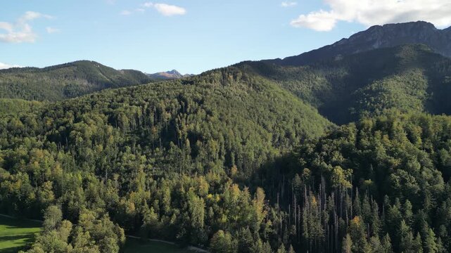 Zakopane - Polska
Widok na kości&oacute;ł, Tatry, Giewont nagrany dronem w słoneczny dzień. Piękne widoki g&oacute;rskie nagrane z powietrza w stolicy Podhala