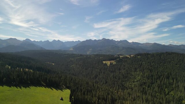 Tatry - Polska
Piękna panorama Tatry Wysokich nagrana dronem w słoneczny dzień. Rysy, Gerlach, Łomnicki Szczyt, Wysoka w pięknych płynnych kinowych ujęciach. Las , g&oacute;ry, szczyty, Polska
