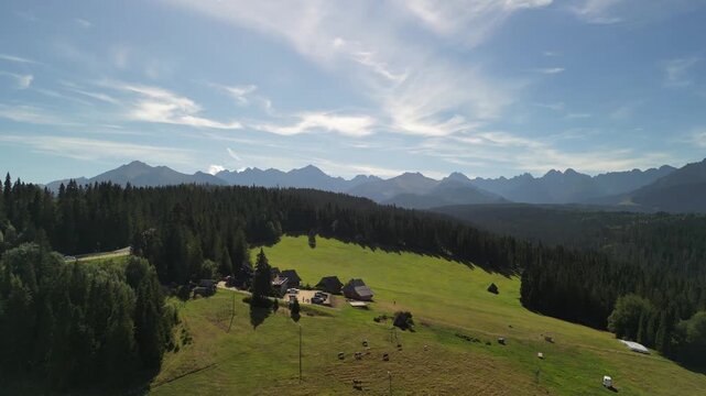 Tatry - Polska
Piękna panorama Tatry Wysokich nagrana dronem w słoneczny dzień. Rysy, Gerlach, Łomnicki Szczyt, Wysoka w pięknych płynnych kinowych ujęciach. Las , g&oacute;ry, szczyty, Polska