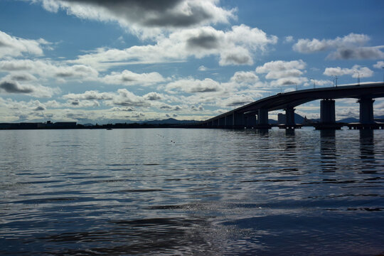 ​道の駅米プラザから望む琵琶湖大橋と青空の風景　滋賀県大津市・琵琶湖の爽やかな湖畔と巨大な橋のロケーション（