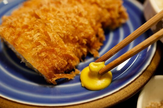 とんかつに添えたペースト状のねりからし。青い皿の接写