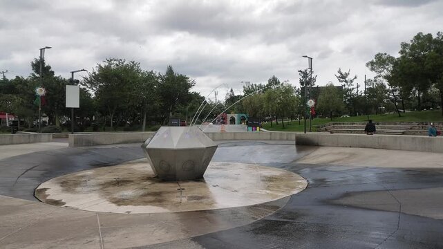 fuente urbana, chorros de agua, fuente de agua, agua en movimiento, water fountain, water jets, urban fountain, fuente interactiva, interactive fountain, agua, water, salpicaduras, water splash, gotas