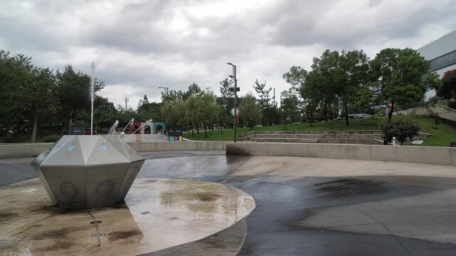 fuente urbana, chorros de agua, fuente de agua, agua en movimiento, water fountain, water jets, urban fountain, fuente interactiva, interactive fountain, agua, water, salpicaduras, water splash, gotas