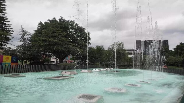fuente, fuente de agua, fountain, water fountain, fuente urbana, fuente interactiva, agua, water, chorros de agua, water jets, salpicaduras, splash, gotas de agua, parque, plaza, espacio p&uacute;blico, pais