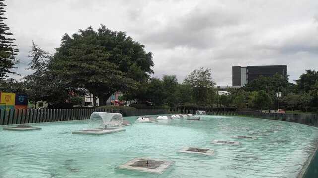 fuente, fuente de agua, fountain, water fountain, fuente urbana, fuente interactiva, agua, water, chorros de agua, water jets, salpicaduras, splash, gotas de agua, parque, plaza, espacio p&uacute;blico, pais