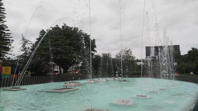 fuente, fuente de agua, fountain, water fountain, fuente urbana, fuente interactiva, agua, water, chorros de agua, water jets, salpicaduras, splash, gotas de agua, parque, plaza, espacio p&uacute;blico, pais