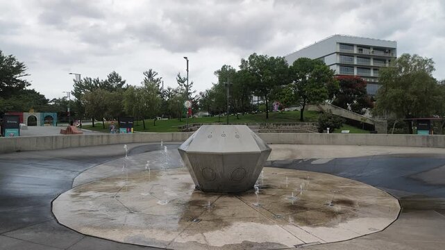 fuente urbana, chorros de agua, fuente de agua, agua en movimiento, water fountain, water jets, urban fountain, fuente interactiva, interactive fountain, agua, water, salpicaduras, water splash, gotas