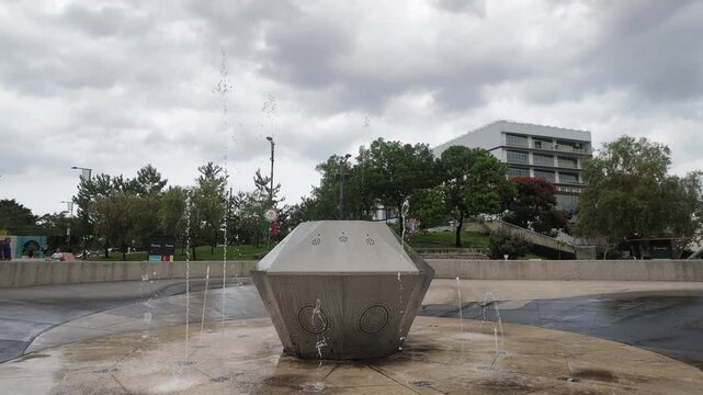 fuente urbana, chorros de agua, fuente de agua, agua en movimiento, water fountain, water jets, urban fountain, fuente interactiva, interactive fountain, agua, water, salpicaduras, water splash, gotas