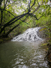 Caminata por Cascada entre montañas y cerros © crist.cort