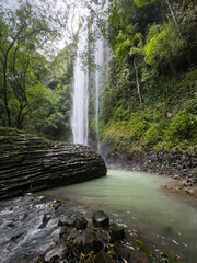 Caminata por Cascada entre montañas y cerros © crist.cort
