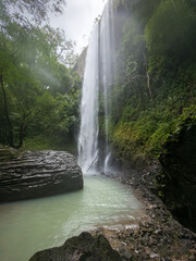 Caminata por Cascada entre montañas y cerros © crist.cort