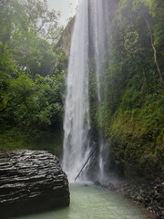 Caminata por Cascada entre montañas y cerros © crist.cort