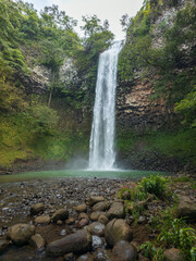 Caminata por Cascada entre montañas y cerros © crist.cort