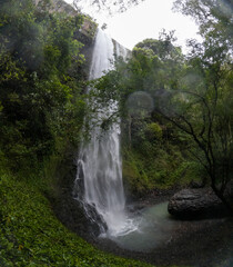 Caminata por Cascada entre montañas y cerros © crist.cort