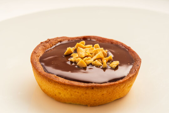 手作りミニチョコタルトを皿に乗せてスタジオ撮影71