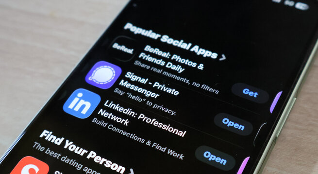 Mobile phone screen featuring Signal and Linkedin apps with open and get buttons.