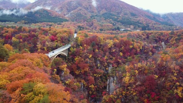 宮城県 鳴子峡の紅葉風景と大深沢橋 空撮ドローン映像 Aerial Shot of Autumn Colors at Naruko Gorge, Miyagi Japan
