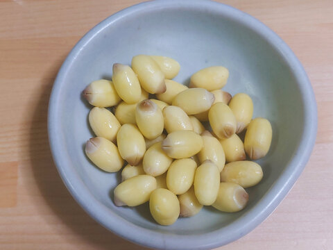 お皿に入った茹でた蓮の実