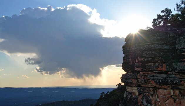 山 絶壁 岩山 朝日 雲海 霧 壮大 自然 風景 神秘的 景観 松 プレースホルダー 背景素材 合成用 空間 奥行き 質感