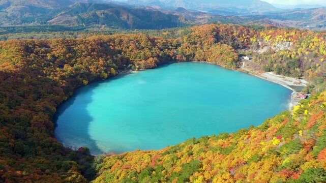 宮城県鳴子温泉 エメラルドグリーンに輝く紅葉の潟沼 ドローン空撮 Aerial view of Katanuma lake with emerald green water, Naruko Onsen, Miyagi, Japan