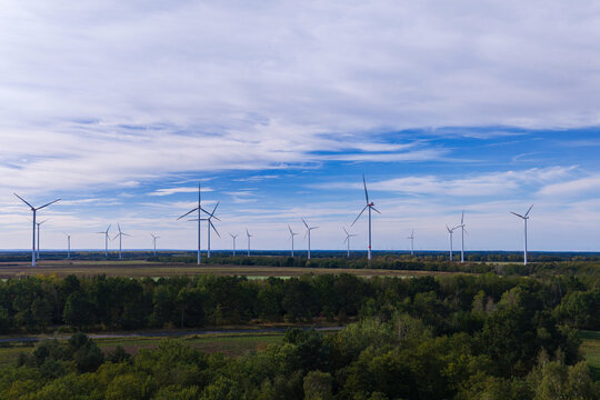 Landschaft in Deutschland mit Windr&auml;dern