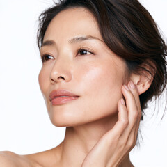 Obraz premium Beautiful Japanese Woman Promoting Healthy Skin at a Spa, Radiating Natural Beauty and Youthfulness, Emphasizing Healthy Lifestyle Practices