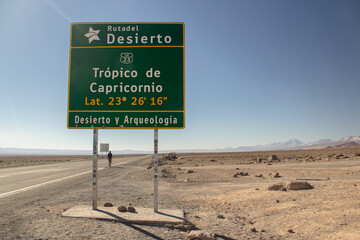 Roadside sign marking a desert landscape and travel route © Lala Souza