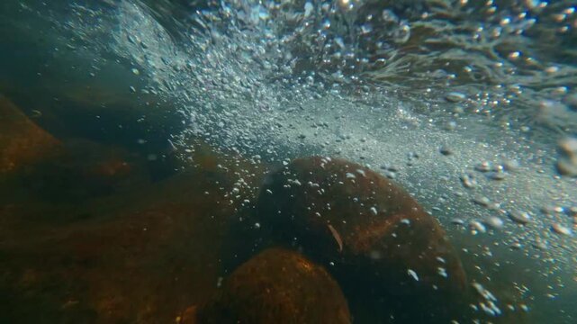 川の中で見る無数の気泡
